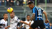 Tiền đạo Lautaro Martinez đánh đầu ghi bàn