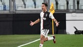 Paulo Dybala ăn mừng bàn thắng trước khán đài trống trơn