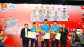 Đại diện Trung ương Đoàn TNCS Hồ Chí Minh và Quỹ hỗ trợ tài năng trẻ Việt Nam trao bằng khen cho các tuyển thủ. Ảnh: NHƯ Ý