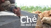 Chẻ đá mồ côi...