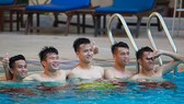 Hình ảnh U22 Việt Nam thả lỏng tại hồ bơi. Ảnh: Dũng Phương