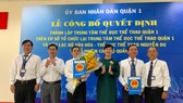 Trao quyết định thành lập Trung tâm Thể dục Thể thao Quận 1. Ảnh: Dũng Phương