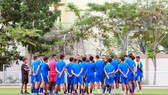 Tuyển U 22 Philppines nghe chỉ đạo trước mỗi buổi tập. Ảnh: Dũng Phương