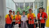 Các VĐV ba môn phối hợp tại sâ bay. Ảnh: Dũng Phương