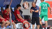 Hoàng Đức phải nhờ đến sự chăm sóc của các bác sỹ trước buổi tập với chấn thương khá nặng ở chân trái. Ảnh: Dũng Phương
