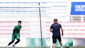 HLV Park Hang Seo đích thân luyện công cho Bùi Tiến Dũng. Ảnh Dũng Phương