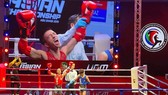 Khoảnh khắc võ sĩ Lê Hoàng Đức đăng quang ngôi vô địch muay Châu Á. Ảnh: Nhật Anh
