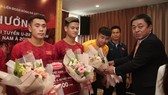 Acecook Việt Nam thưởng 500 triệu đồng cho đội tuyển U 22 Việt Nam. Ảnh: Dũng Phương