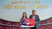 Vinamilk trao thưởng trao thưởng thầy trò Mai Đức Chung với chiếc HCV SEA Games 30. Ảnh: Dũng Phương