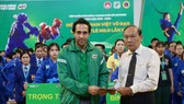 Đại diện BTC giải Vovinam trao quà đại diện trường THCS Bạch Đằng hỗ trợ cho gia đình em Nguyễn Trung Kiên. Ảnh: Dũng Phương