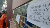 Quầy vé sân Thống Nhất chỉ bán khẩu trang và thông báo hết vé. Ảnh: Dũng Phương