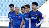 Thầy trò đội U23 Việt Nam trên sân Mỹ Đình chiều 1-8. Ảnh: MINH HOÀNG
