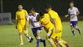 Hà Nội (áo vàng) quá mạnh so vơi TT-Huế. Ảnh: KHẢ HÒA
