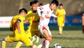 Dù cất nhiều trụ cột nhưng HA.GL (áo trắng) vẫn đủ sức để giành 1 điểm trước Viettel. Ảnh: NGUYỄN NHÂN
