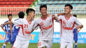 Hữu Phước (bìa phải) tác giả bàn thắng quyết định cho HA.GL. Ảnh: NGUYỄN NHÂN