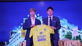 Công Phượng và trang phục thi đấu của Sint Truiden. Ảnh: DŨNG PHƯƠNG