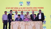 Tại lễ ký hợp đồng thi đấu của Công Phượng sáng 5-7. Ảnh: DŨNG PHƯƠNG