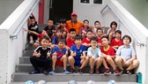 HLV Nguyễn Văn Tuấn và các học trò nhí. Ảnh: Anh Trần