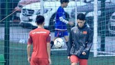 Đình Trọng đang tập phục hồi tại ĐTVN. Ảnh: Minh Hoàng