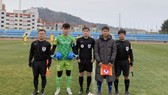 Thủ quân hai đội chụp ảnh lưu niệm cùng tổ trọng tài trước trận tập huấn ngày 21-12. Ảnh: Đoàn Nhật