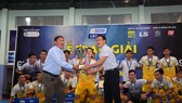 Lãnh đạo HFF và Nhà tài trợ trao Cúp vô địch cho đôiị Sahako. Ảnh: Thanh Đình