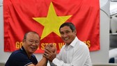 Hai nhà cầm quân thành công nhất năm 2019: HLV Mai Đức Chung và HLV Park Hang-seo. Ảnh: HOÀNG PHẠM