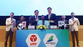 Ông Trần Anh Tú và lãnh đạo Bamboo Airways tại lễ ký kết. Ảnh: Đoàn Nhật