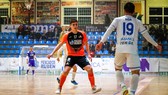 Đức Hòa khống chế bóng trước cầu thủ của CLB futsal Pescados Ruben Burela