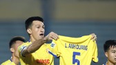 Đỗ Merlo giơ cao áo thi đấu của Lâm Anh Quang. Ảnh: MINH HOÀNG