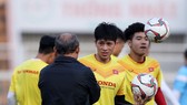 Cả Đình Trọng lẫn Đức Chinh đều không thể ra sân trong lúc này. Ảnh: DŨNG PHƯƠNG
