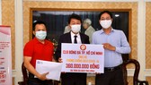 HLV Chung Hae-soung và trợ lý Lư Điình Tuấn tại UBMTTQ TPHCM.