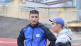Trần Thành trao đổi vấn đề chấn thương với bác sĩ Nguyễn Văn Hiếu (đội Huế). Ảnh: Hữu Thành.