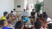 Ông Park cùng các cầu thủ trò chuyện thân mật tại buổi gặp mặt.