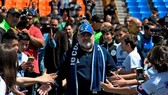Maradona cùng các CĐV của Gimnasia. Ảnh: AFP