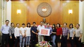Huấn luyện viên Trưởng đội tuyển bóng đá nữ Việt Nam Mai Đức Chung trao số tiền ủng hộ cho UBTW MTTQ Việt Nam