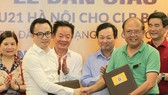Lãnh đạo 2 CLB tại lễ bàn giao sáng 16-5.