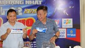 Hai nhà báo Quang Tuyến và Hải Âu bốc thăm xếp lịch thi đấu.