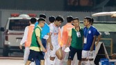 Đức Chinh rời sân vì chấn thương vào đầu trận. Ảnh: Nguyễn Hoàng