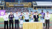 Các cầu thủ Hùng Dũng, Quang Hải và Omar được vinh danh trước trận đấu.