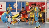 Một tình huống sóng gió trước khung thành đội Cao Bằng. Ảnh: Anh Trần