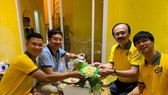 Bầu Hải và bầu Thắng đến chúc mừng Công Phượng và Đông Triều.