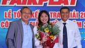 Chương Thị Kiều (giữa) tại lễ trao giải. Ảnh: Dũng Phương.