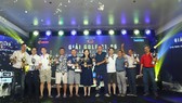 Ban tổ chức trao giải cho các cá nhân giành chiến thắng.