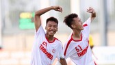 Niềm vui của HA.GL 2 sau chiến thắng trước B.Bình Dương. Ảnh: KHẢ HÒA
