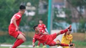 Trận đấu tập nội bộ nhưng các cầu thủ thể hiện hết mình nhằm ghi điểm với BHL. Ảnh: MINH HOÀNG