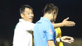 Trợ lý Huy Hoàng phản ứng trọng tài trong trận đấu. Ảnh: VIẾT ĐỊNH
