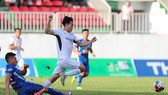 Tình huống phạm lỗi dẫn đến bàn mở tỷ số của HA.GL. Ảnh: ĐÔNG HUYỀN