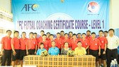 Đại diện VFF, giảng viên cùng các HLV tham gia khóa học chụp ảnh lưu niệm.