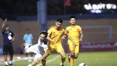 Hàng thủ Thanh Hoá đã phong toả được tầm hoạt động của Văn Toàn. Ảnh: MINH HOÀNG