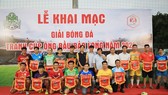 BTC chụp ảnh lưu niệm cùng đại diện các đội dự giải.